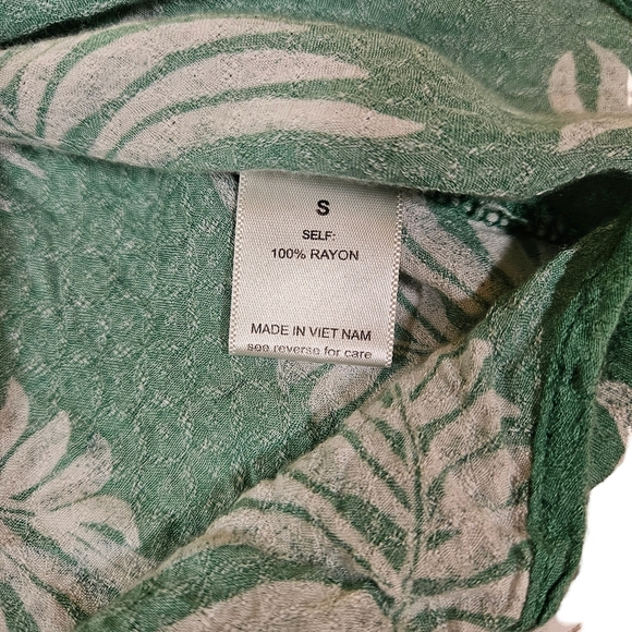 Kaileigh V Neck Short Sleeve Blouse, Green/ With White Leaves, Small - Picture 5 of 8